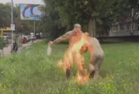 Бывший военный поджог себя у здания Минобороны в Киеве (видео)