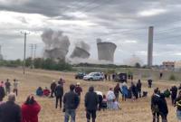 В Британии демонтировали старую угольную электростанцию - взрыв оставил без света 50 тыс. домов (видео)