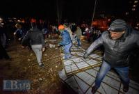 В Киеве протестующие снесли забор на месте строительства многоэтажки