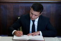 Зеленский подписал закон об особенностях оформления документов жителям зоны ООС и переселенцам