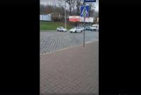 В Черновцах юноша ради "лайков" в соцсетях пробежался по авто патрульных: теперь его будут судить за хулиганство (видео)