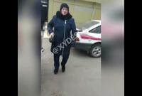 "На, бл*дь, обоссысь!": в Одессе женщина с удостоверением Нацполиции ругалась матом и бросалась на прохожих (видео)