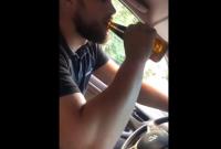 "Чувствую себя богом": полицейский прокатился с пивом за рулем и стал "звездой" (видео)