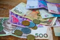 Средняя зарплата в долларах в Украине превысила уровень 2013 года: у кого оклады растут быстрее всех