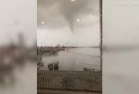 На популярном турецком курорте мощный торнадо переломал самолеты и покалечил людей (видео)