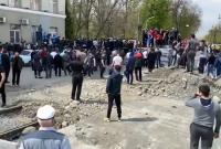 В РФ 2000 человек вышли на протест против карантина: видео столкновений с ОМОНом