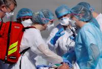 CNN: в Італії випускників-медиків одразу "кидають" на передову пандемії COVID-19