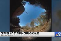Камера на теле копа зафиксировала момент, когда он попал под поезд (видео)