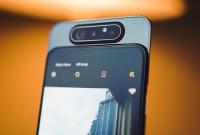 Xiaomi готовит смартфон с выдвижной поворотной камерой, как у Samsung Galaxy A80