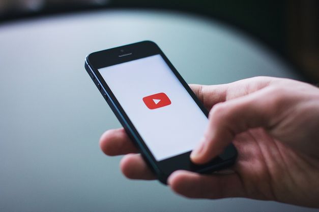 YouTube будет отмечать видео от государственных СМИ