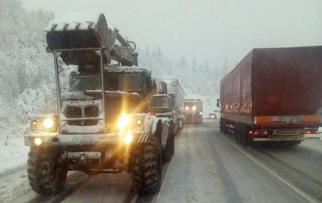 На Закарпатье из-за сильного снегопада образовались пробки, обесточены 19 сел