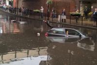 На юге Лондона из-за проливных дождей затопило автомобили (фото)