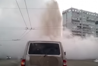 Фонтан кипятка высотой более шести метров: на перекрестке в Кемерово прорвало трубу (видео)