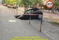 В центре Киева под землю провалился автомобиль