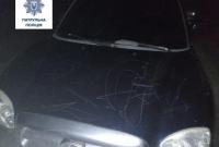 Пьяный водитель "прокатил" патрульного на капоте авто с маленьким ребенком Пьяный водитель "прокатил" патрульного на капоте авто с маленьким ребенком