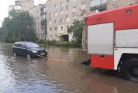В Ровно мощный ливень затопил десятки автомобилей В Ровно мощный ливень затопил десятки автомобилей