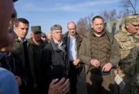 Помощник Зеленского и иностранные послы посетили район разведения сил на Донбассе Помощник Зеленского и иностранные послы посетили район разведения сил на Донбассе