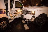 В Киеве Range Rover влетел в машину полиции (видео)