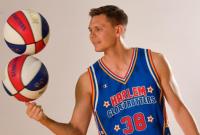 Украинец впервые стал игроком легендарной баскетбольной команды Harlem Globetrotters Украинец впервые стал игроком легендарной баскетбольной команды Harlem Globetrotters